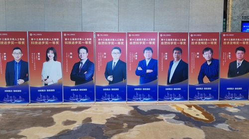 國產(chǎn)大形機器人邁向?qū)嵱没?進工廠貼車標，入家庭疊衣服，全國首開專項賽推動家政服務(wù)革新